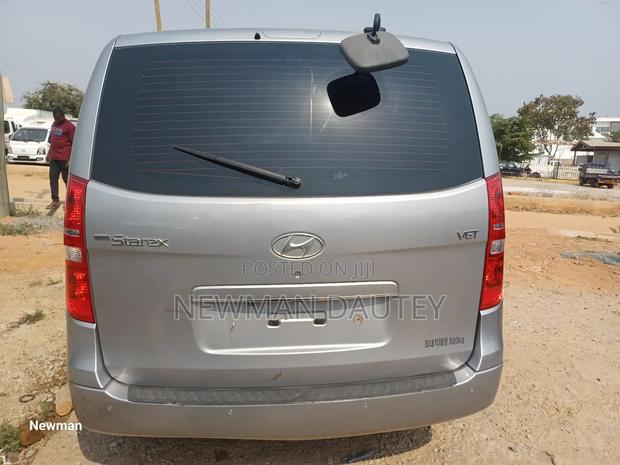 Hyundai Starex 2012 Grey · Photo 2