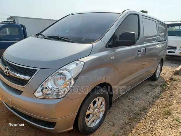 Hyundai Starex 2012 Grey · Photo 3