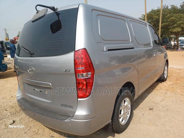 Hyundai Starex 2012 Grey · Photo 4