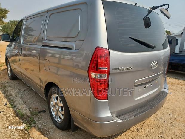 Hyundai Starex 2012 Grey · Photo 5