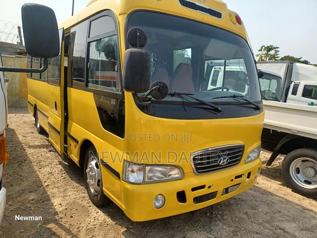 Hyundai County 2012 Yellow · Photo 1