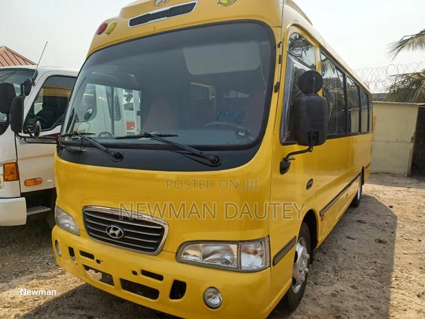 Hyundai County 2012 Yellow · Photo 2
