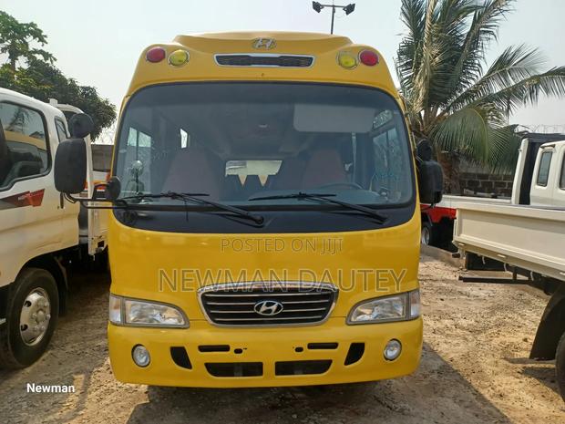 Hyundai County 2012 Yellow · Photo 3