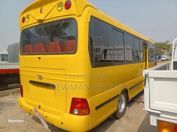 Hyundai County 2012 Yellow · Photo 5