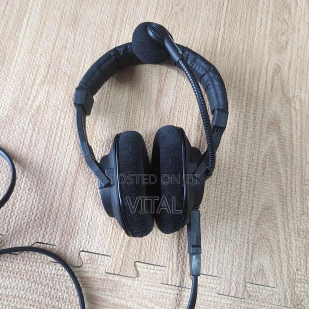Beyerdynamic Monitor Headphones · Photo 3
