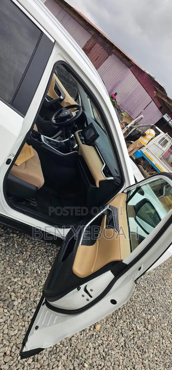 Toyota RAV4 XLE AWD 2019 White · Photo 1