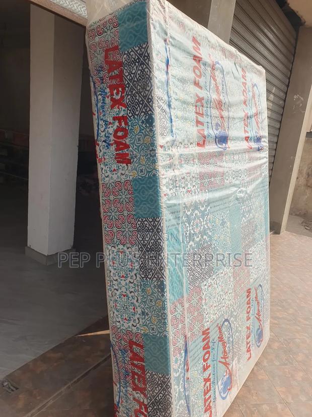 Latex Foam Double Size Mattress: 12 Inches Thick · Photo 2
