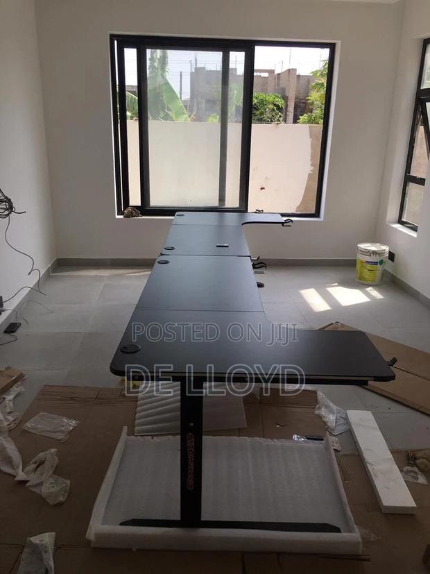 L Shaped Table With RGB · Photo 3