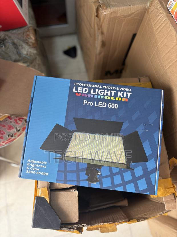 Pro Led 600 With Batteries, Adapter, Tripod Stand · Photo 1
