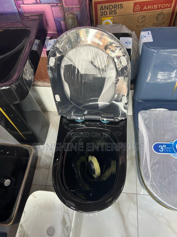 Black And Gold W/C Set With Basin · Photo 2