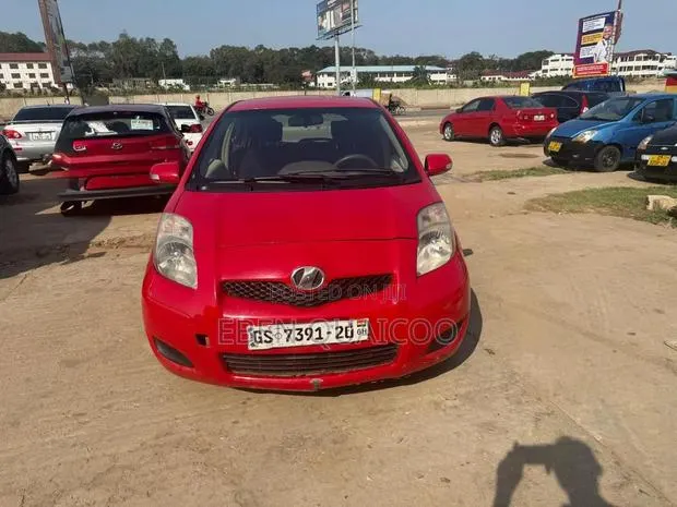Toyota Vitz 2010 Red · Photo 1