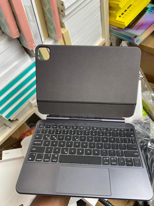 iPad Pro 11-Inch M4 Magic Keyboard · Photo 4