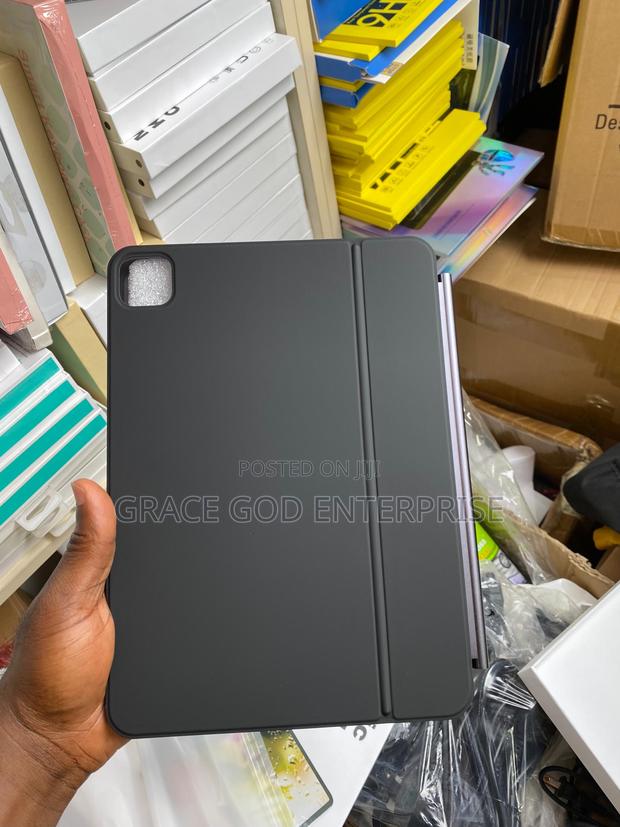 iPad Pro 11-Inch M4 Magic Keyboard · Photo 3