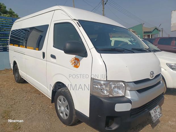 Toyota HiAce 2015 White · Photo 1
