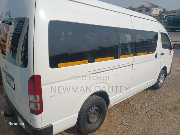 Toyota HiAce 2015 White · Photo 2