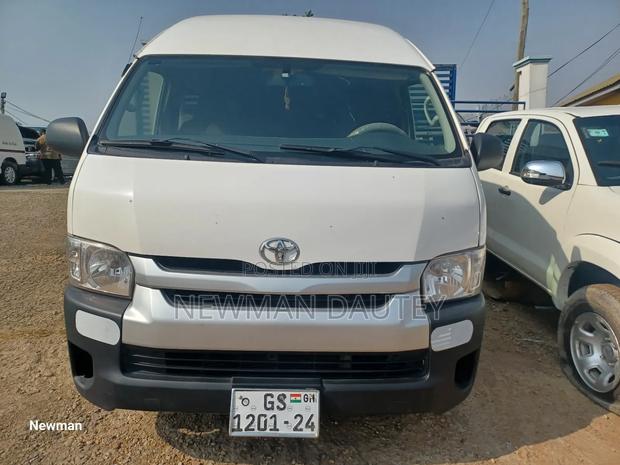 Toyota HiAce 2015 White · Photo 4