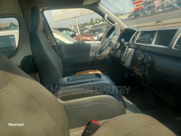 Toyota HiAce 2015 White · Photo 5