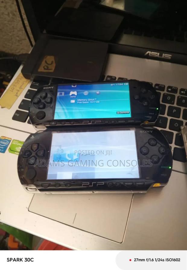 Sony PPSP With Games Selling · Photo 2
