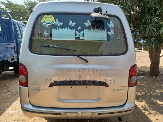 Hyundai H1 1990 Grey · Photo 2