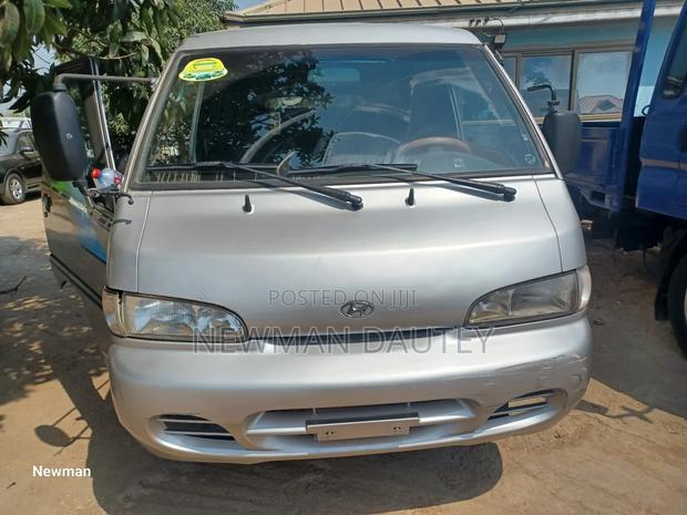 Hyundai H1 1990 Grey · Photo 3