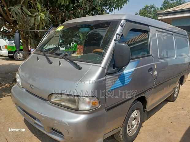 Hyundai H1 1990 Grey · Photo 5
