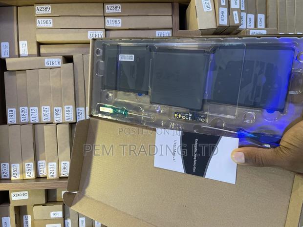 All Macbook Batteries Available · Photo 2
