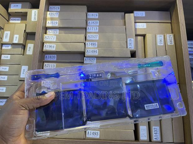 All Macbook Batteries Available · Photo 1