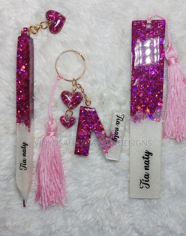 Resin Pen With Bookmarks · Photo 3