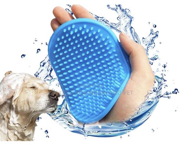 Silicone Dog Bath Brush · Photo 1