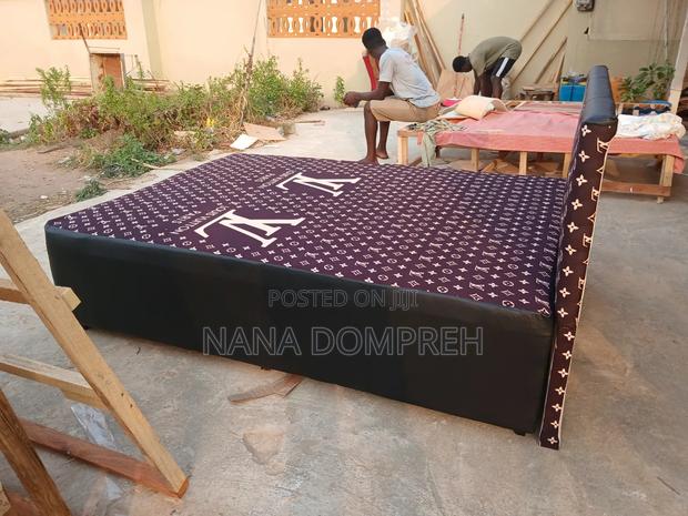 Brown Inbuilt Double Bed · Photo 3