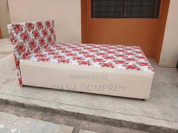 Cream Coloured Inbuilt Double Bed · Photo 2