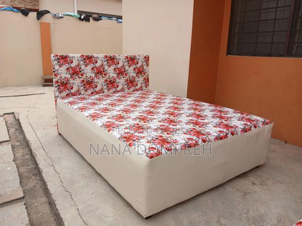 Cream Coloured Inbuilt Double Bed · Photo 3