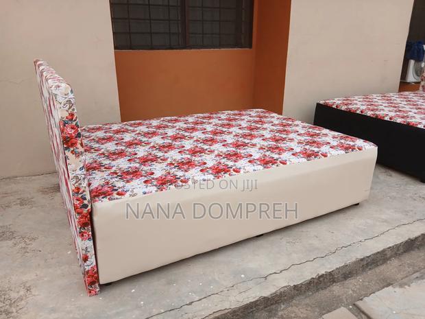 Cream Coloured Inbuilt Double Bed · Photo 4