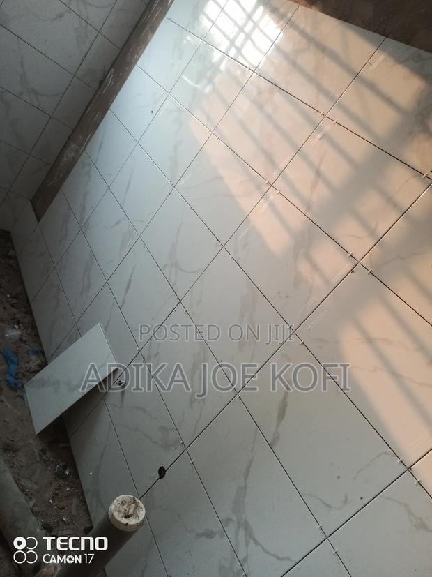Tiles Workers Decorative Floor · Photo 1
