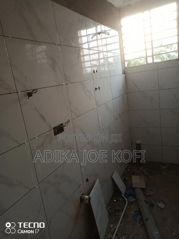 Tiles Workers Decorative Floor · Photo 3