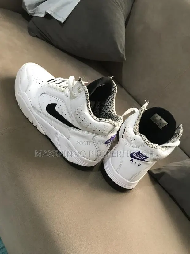 Very Neat Used Sneakers · Photo 1