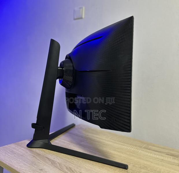 27 Inches Samsung Odyssey Smart Curved Monitor QHD 240 Hz · Photo 3