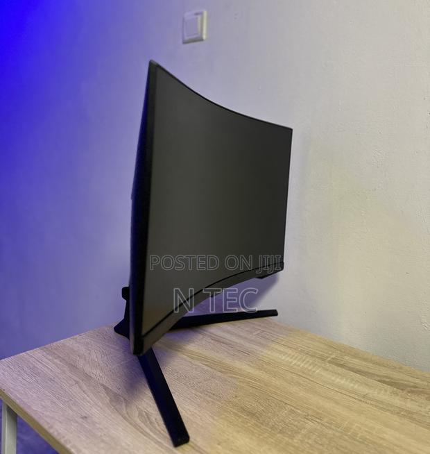 27 Inches Samsung Odyssey Smart Curved Monitor QHD 240 Hz · Photo 2