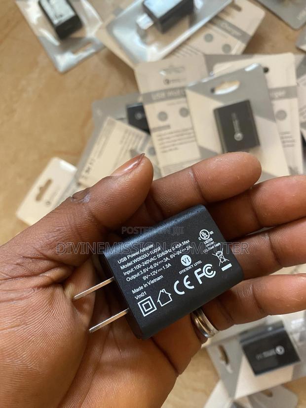 Qualcomm,Quick Charger 3.0, 3v,6v,9v,12v.18w. Fast Charger · Photo 2