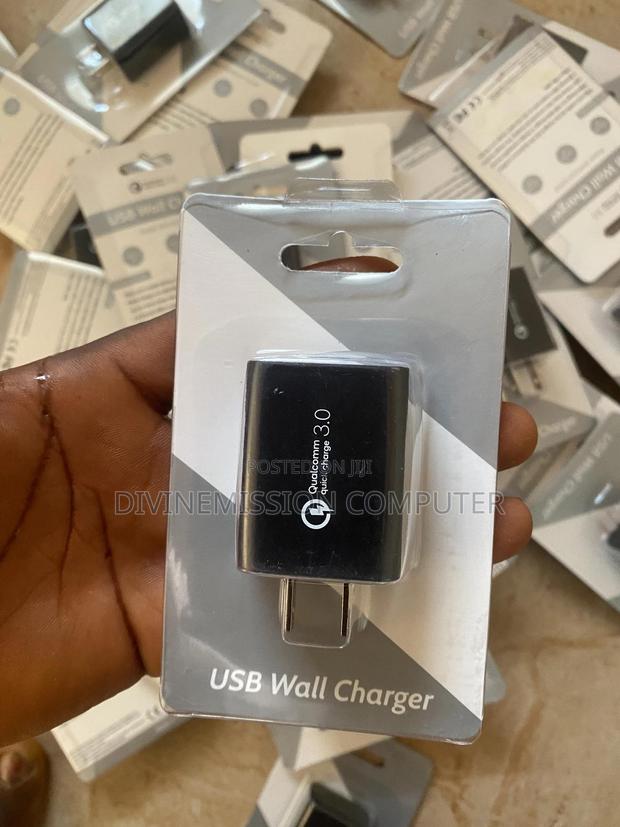 Qualcomm,Quick Charger 3.0, 3v,6v,9v,12v.18w. Fast Charger · Photo 3