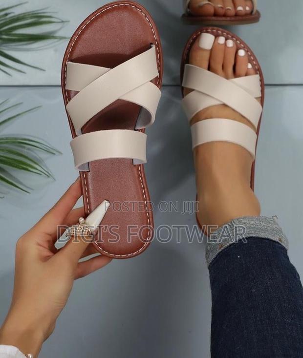 Almond White Ladies Slippers · Photo 2