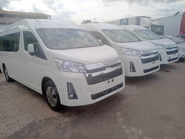 Toyota HiAce 2023 White · Photo 2