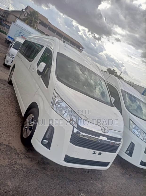 Toyota HiAce 2023 White · Photo 1