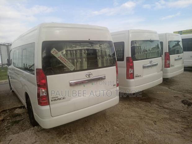 Toyota HiAce 2023 White · Photo 4