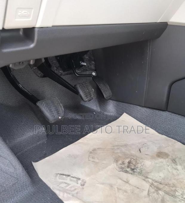 Toyota HiAce 2023 White · Photo 6