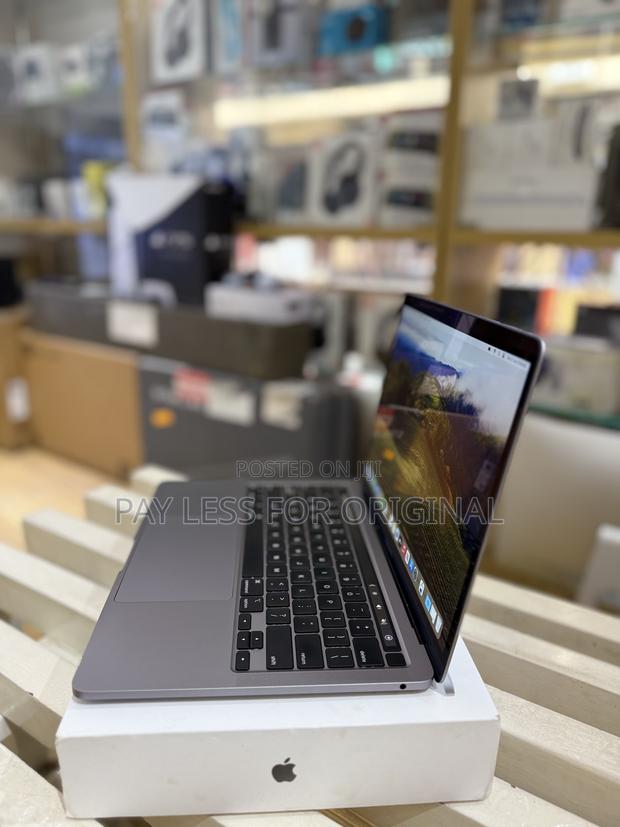 Laptop Apple MacBook Pro 2022 M2 8GB Apple M2 SSD 512GB · Photo 4