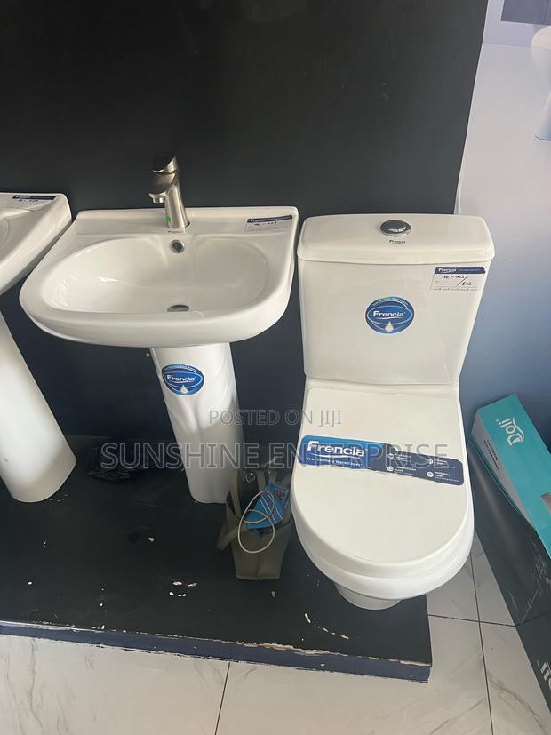 Water Closet Set With Basin · Photo 1