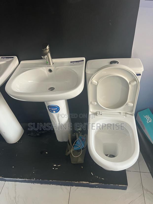 Water Closet Set With Basin · Photo 2