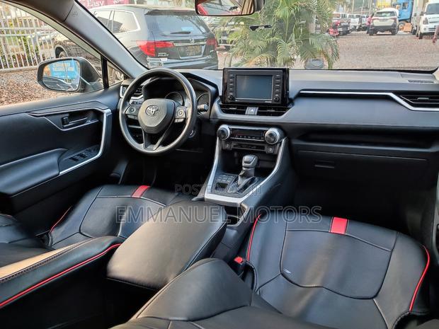 Toyota RAV4 LE 2021 Gray · Photo 6
