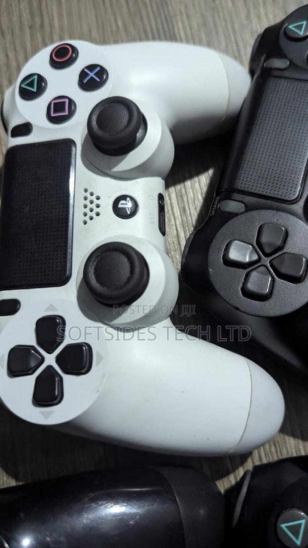 Playstation 4 Original Controllers Available at Cool Prices · Photo 3